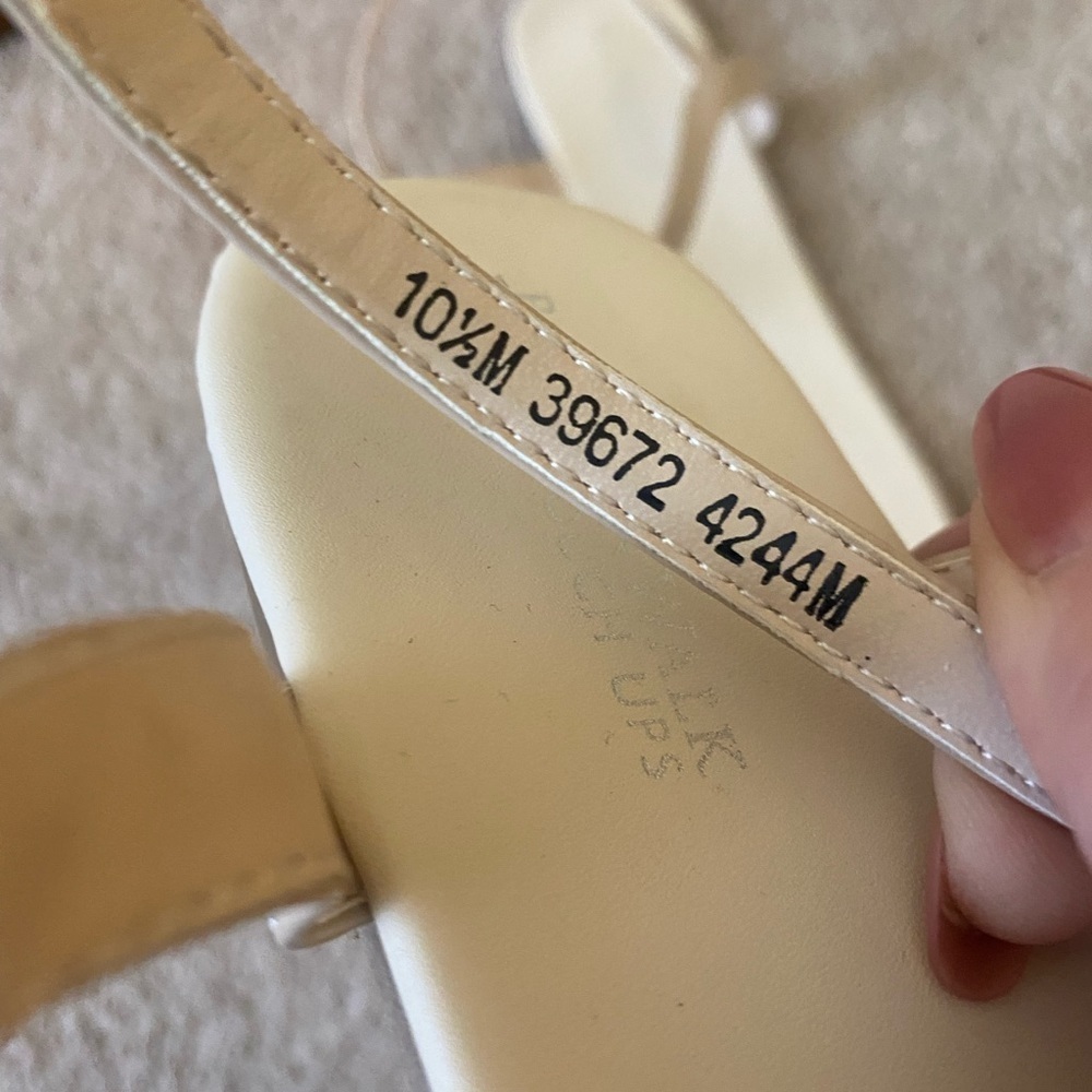 Benjamin Walk Touch Ups Nude Patent Thong Sandals - Picture 7 of 8